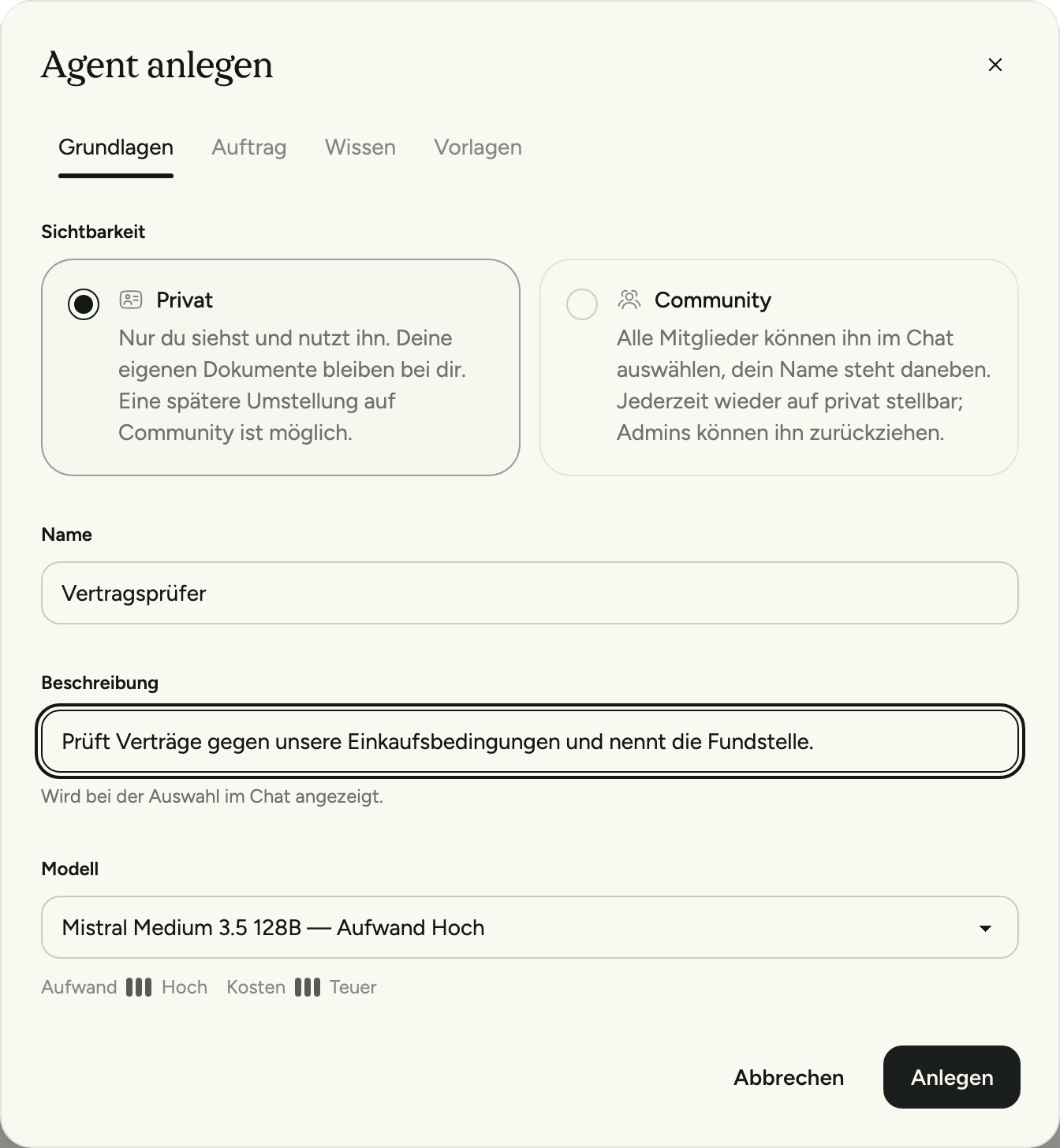 Der Dialog „Agent anlegen“: Sichtbarkeit privat oder Community, Name, Beschreibung und das Modell mit Aufwand und Kosten.