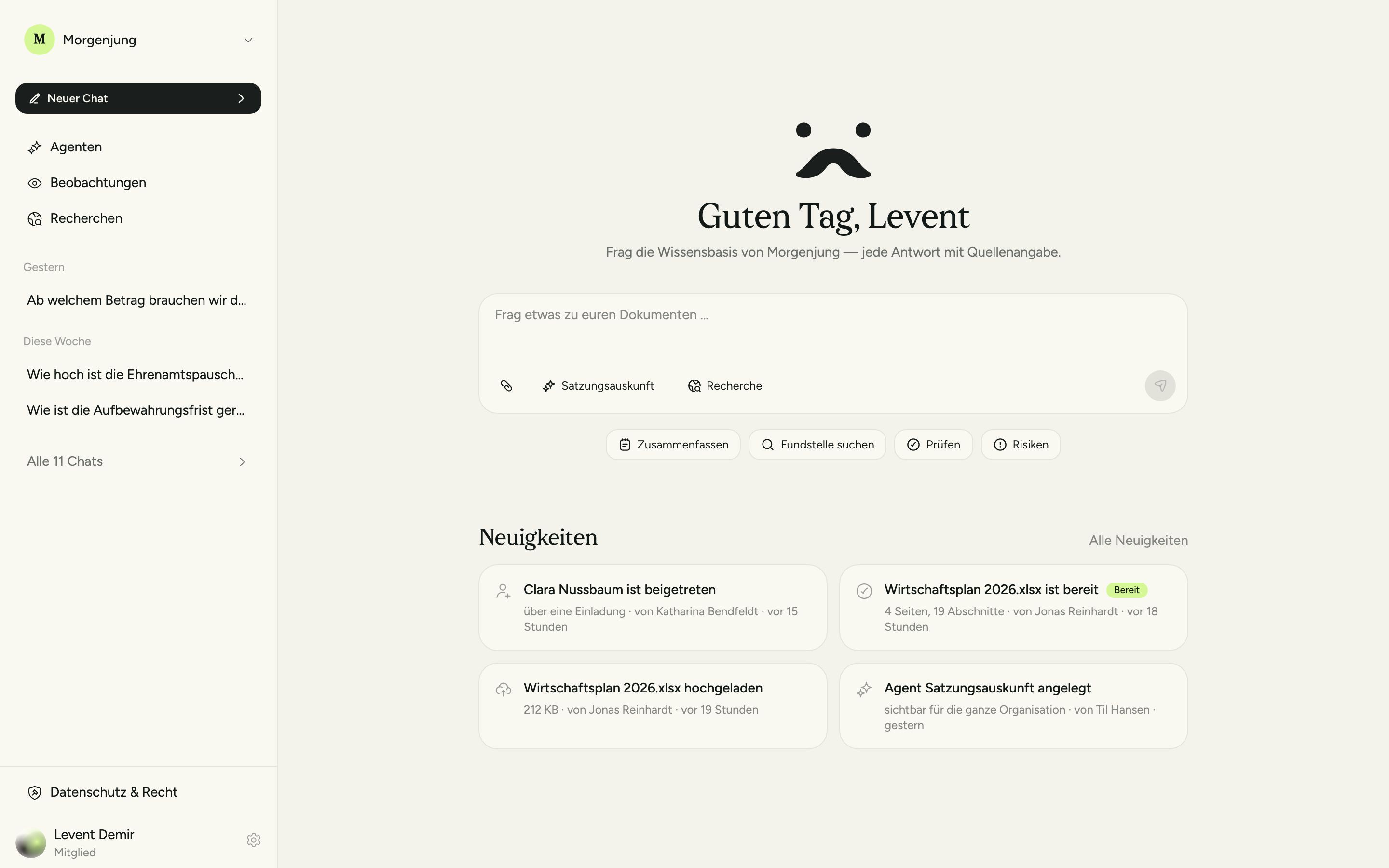 Die Vryne-Oberfläche: links Agenten, Beobachtungen und Recherchen, in der Mitte das Eingabefeld für eine Frage an die Wissensbasis, darunter die Neuigkeiten der Organisation.