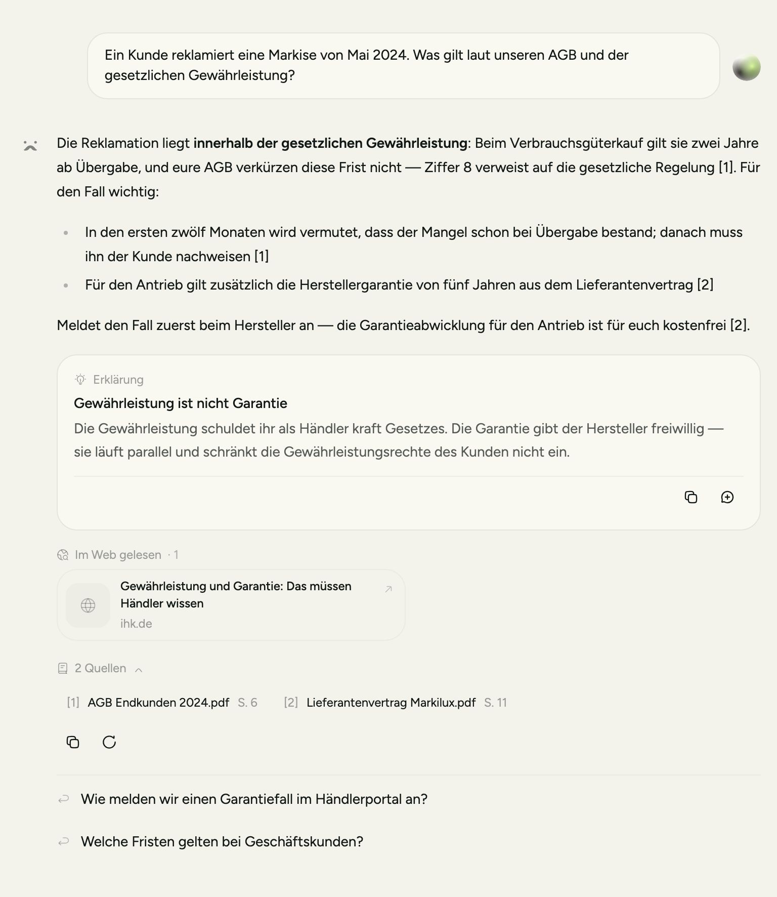 Eine Vryne-Antwort auf eine Kundenreklamation: Gewährleistungsfrist aus den eigenen AGB, Herstellergarantie aus dem Lieferantenvertrag, eine Erklärungs-Box zum Unterschied zwischen Gewährleistung und Garantie sowie die gelesene IHK-Quelle.
