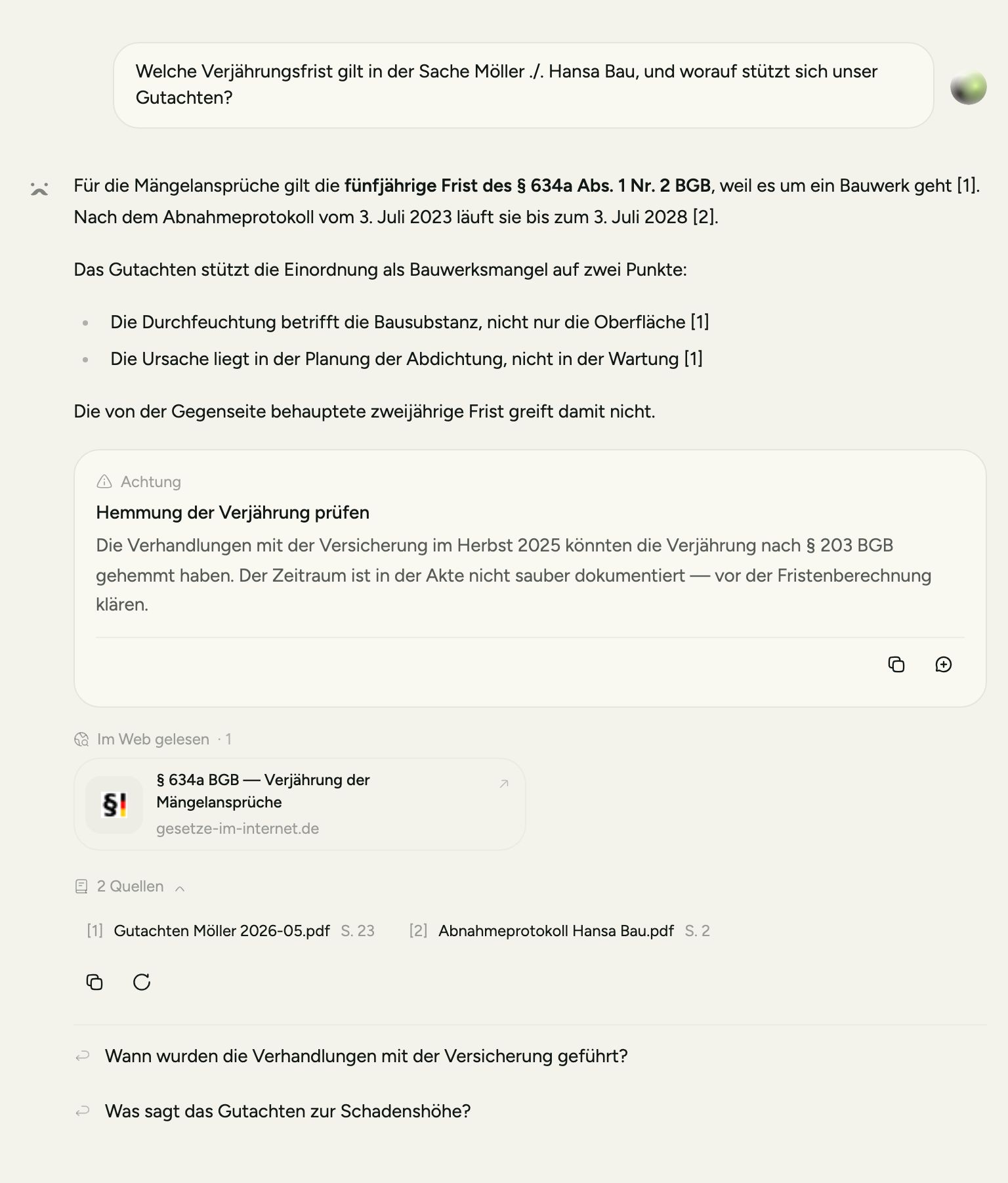 Eine Vryne-Antwort zur Verjährungsfrist in einer Bausache: fünfjährige Frist nach § 634a BGB, belegt aus Gutachten und Abnahmeprotokoll, ein Achtung-Hinweis zur möglichen Hemmung der Verjährung und die Gesetzesquelle aus dem Web.