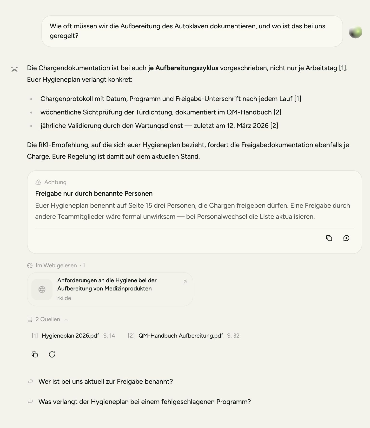 Eine Vryne-Antwort auf die Frage, wie oft die Aufbereitung des Autoklaven zu dokumentieren ist: Antwort mit Fundstellen aus Hygieneplan und QM-Handbuch, ein Achtung-Hinweis zur Chargenfreigabe, die gelesene RKI-Quelle und die zitierten Dokumente mit Seitenzahl.